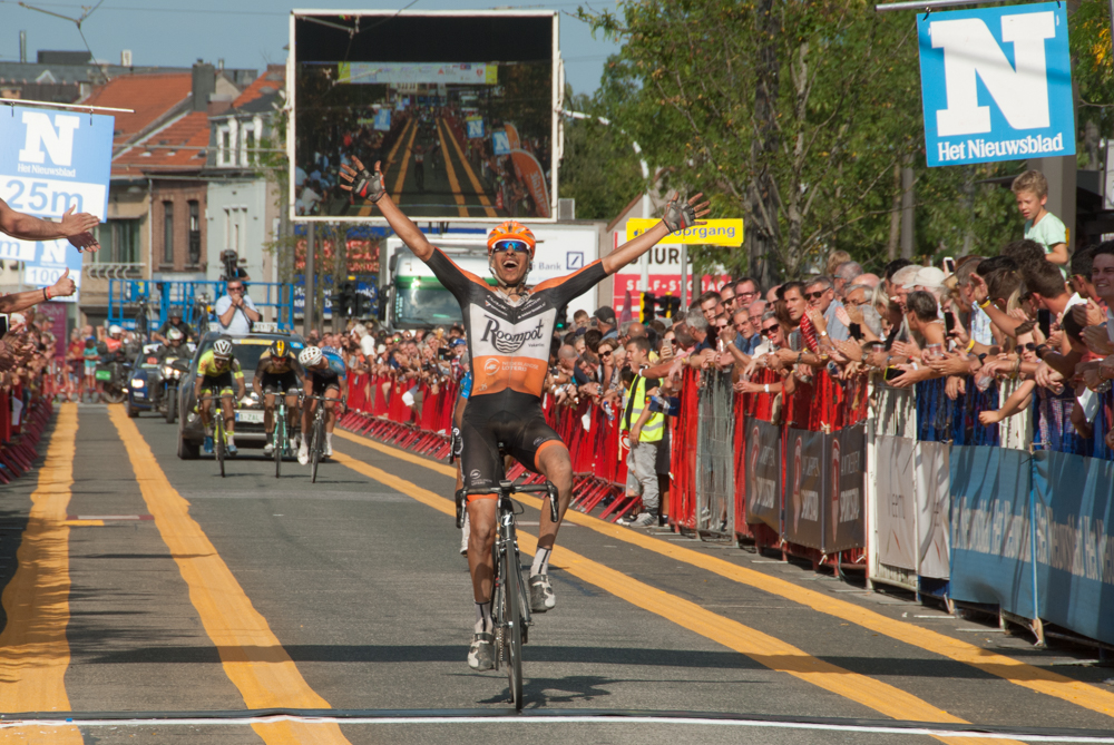 Van der Hoorn houdt Van Aert van tweede zege op rij